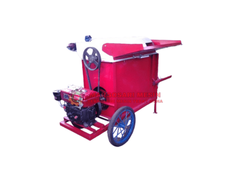 Mesin power thresher digunakan Gapoktan untuk proses perontokan padi.