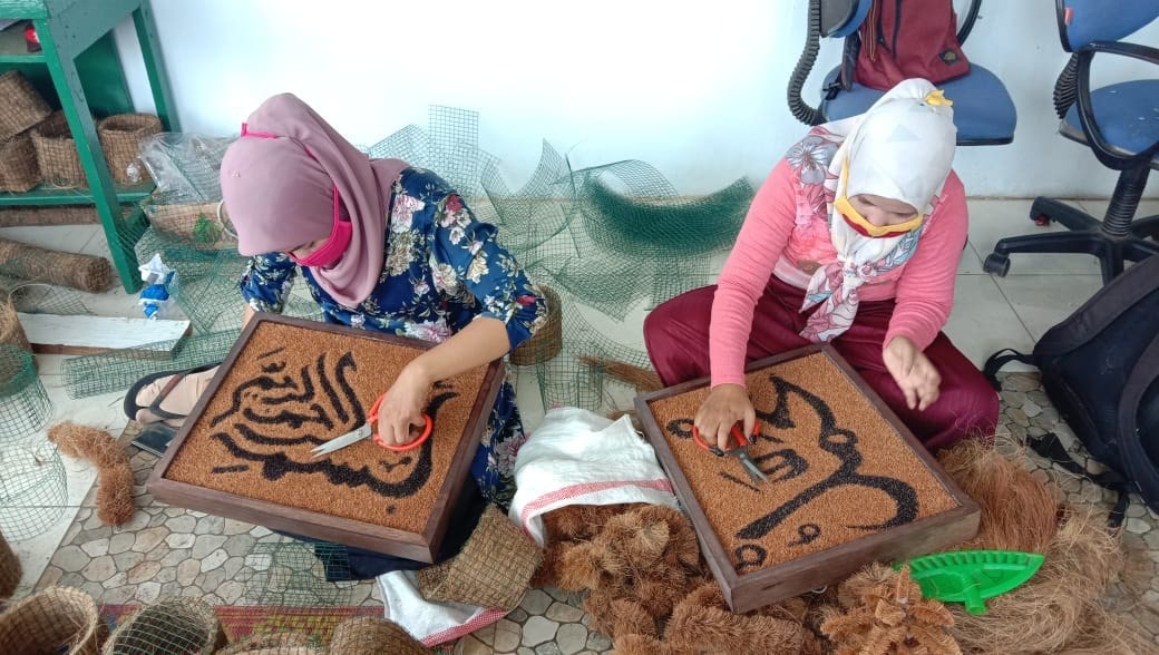 Karya kreatif berbahan alami sabut kelapa