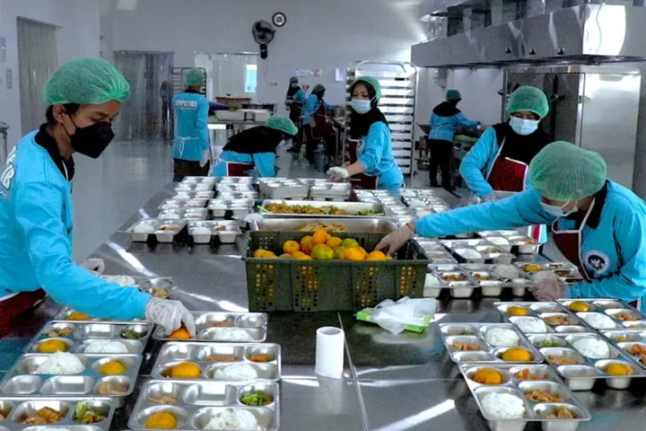 Koordinasi Tim Produksi Makanan Solid Strategis