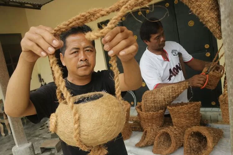Kreasi tangan berbahan alami sabut kelapa