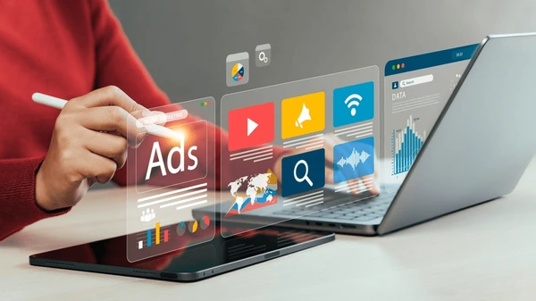 Pelaku UMKM menggunakan digital marketing untuk mempromosikan produk melalui media sosial dan platform online.